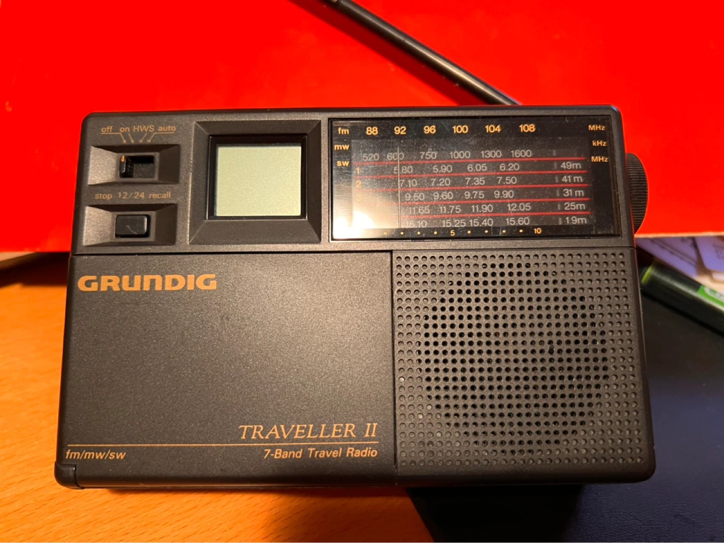 Grundig Traveller II 7-Band Travel Radio - photo 2