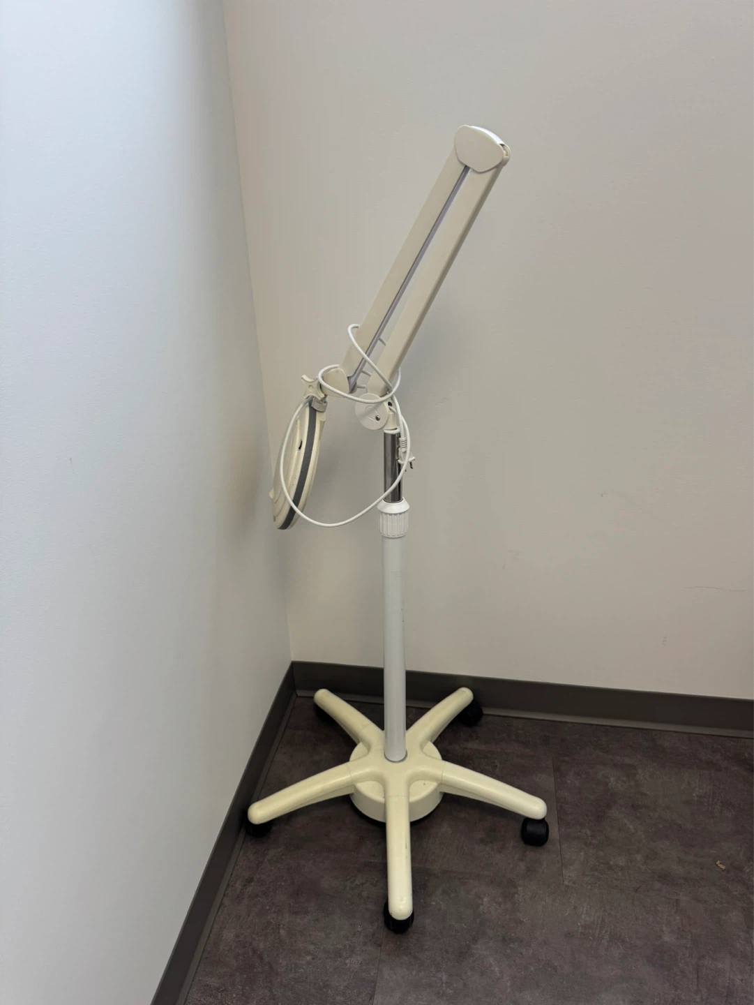 Magnifying Lamp with LED Light - photo 4