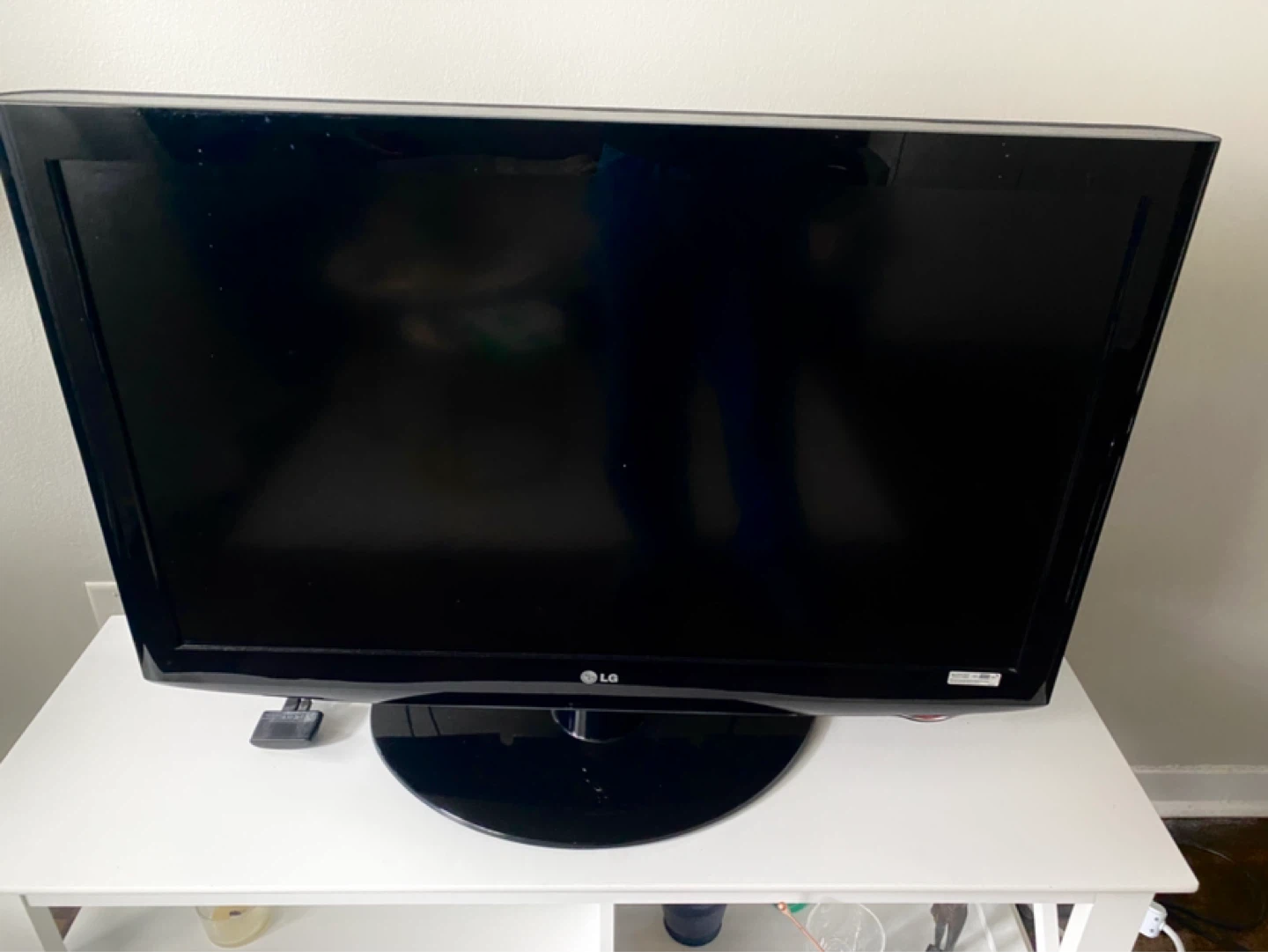 LG Black Flat Screen TV (Roku Included) - photo 2