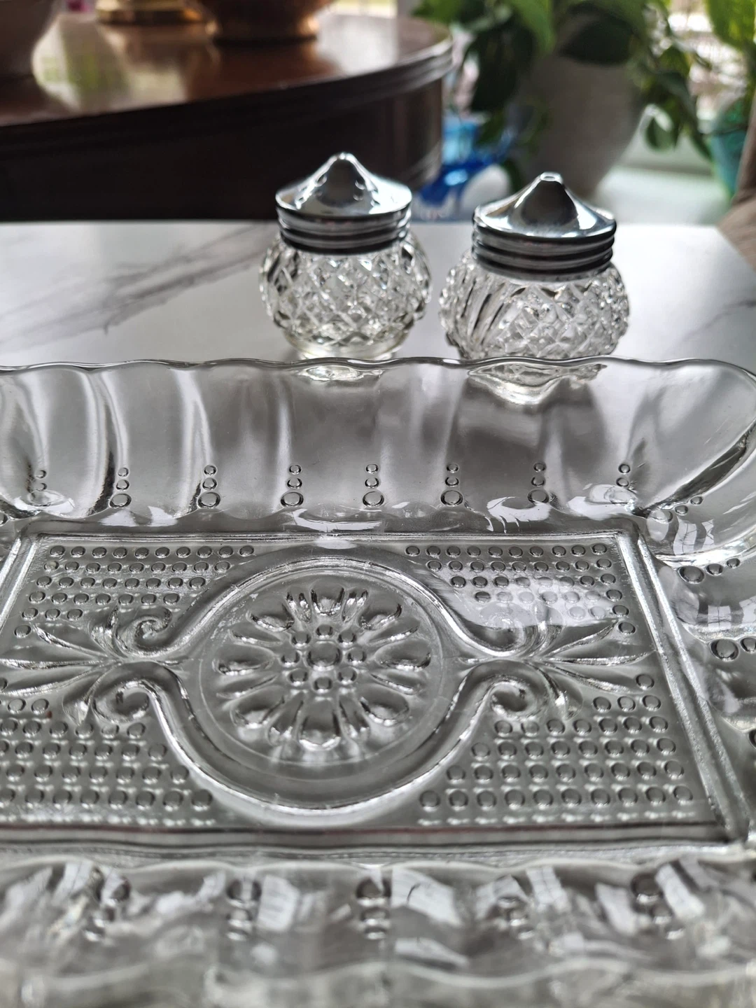 Small salt & pepper shakers on vintage glass tray - photo 5