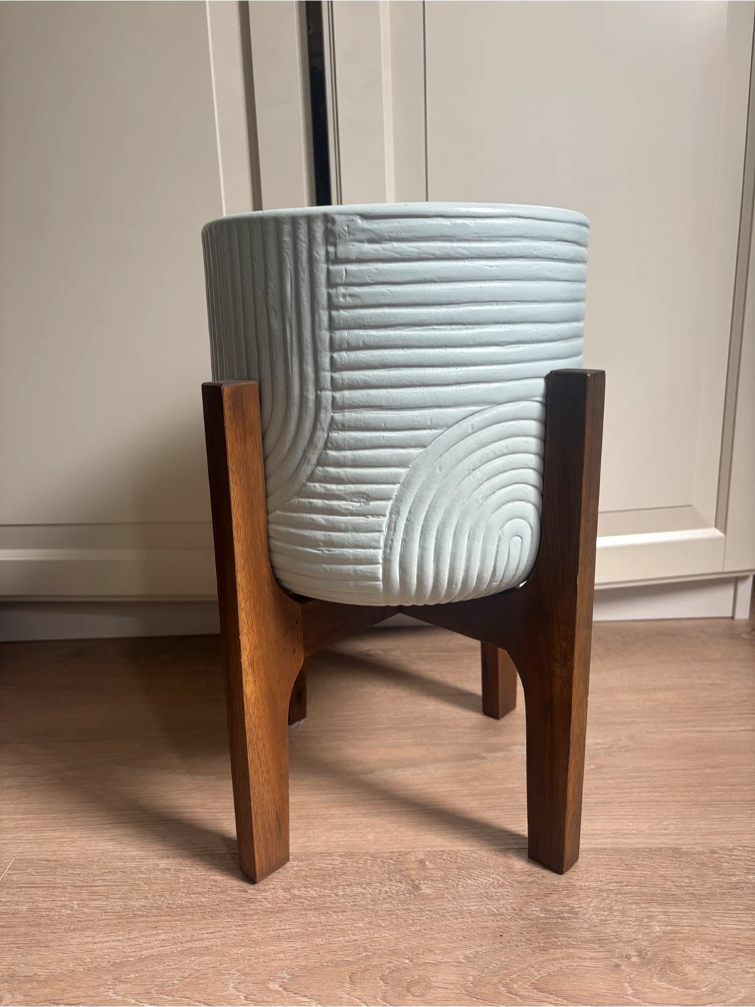 Textured Ceramic Plant Pot with Wooden Stand