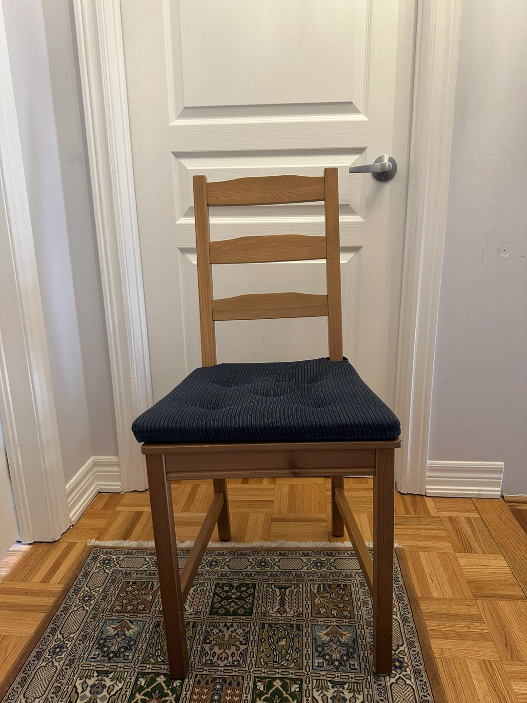 Wooden dining chair with dark blue cushion - photo 3