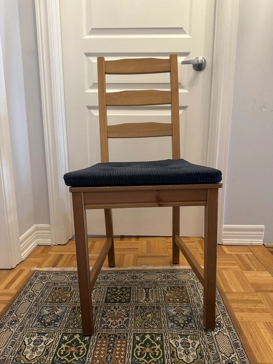 Wooden dining chair with dark blue cushion - photo 2
