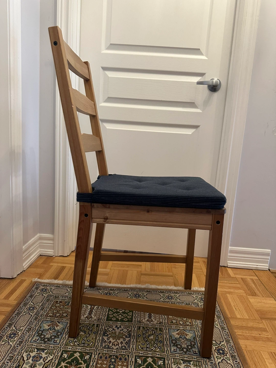 Wooden dining chair with dark blue cushion - photo 4