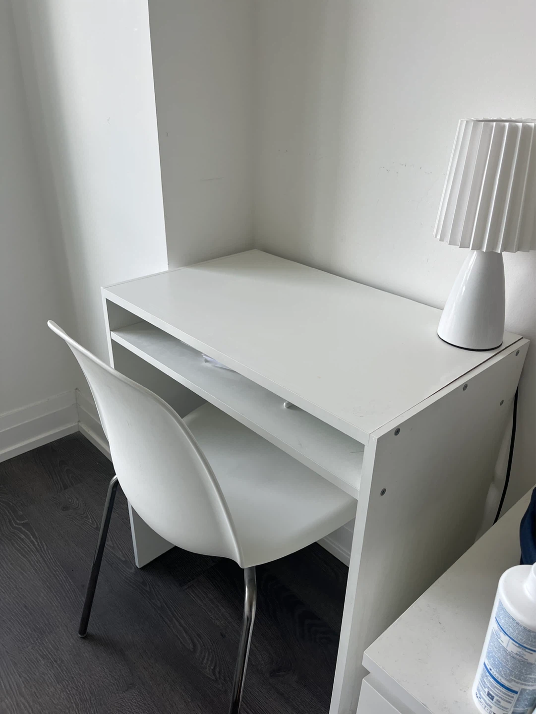 TORALD White Desk and Lamp‼️