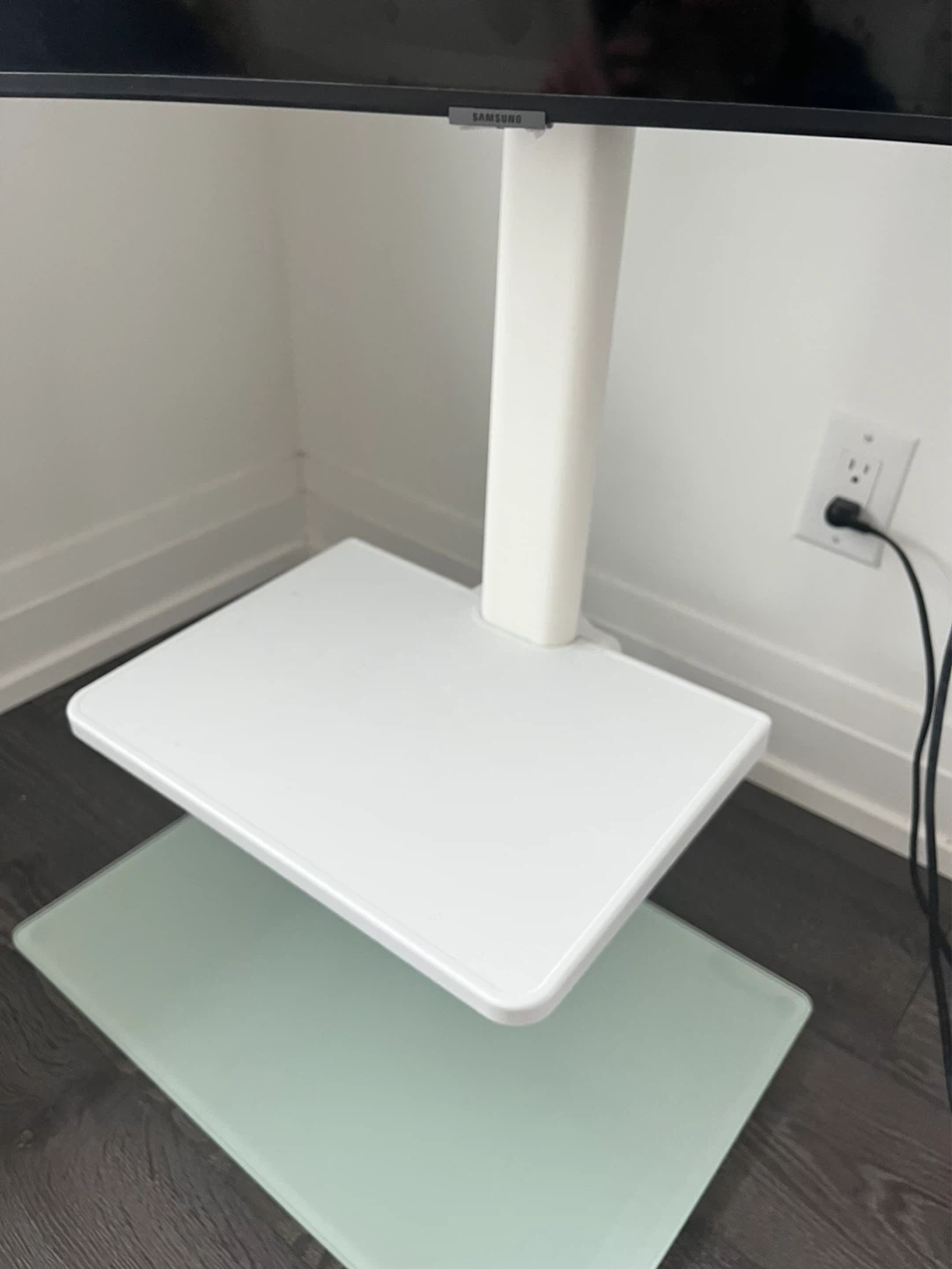 Samsung 50-inch Smart TV and a TV stand. - photo 3