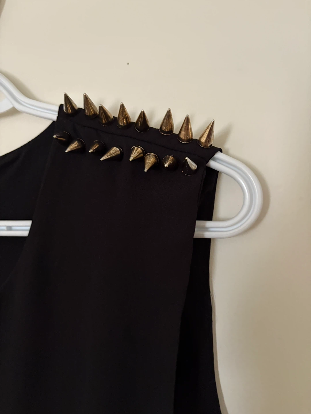Spiked shoulder top