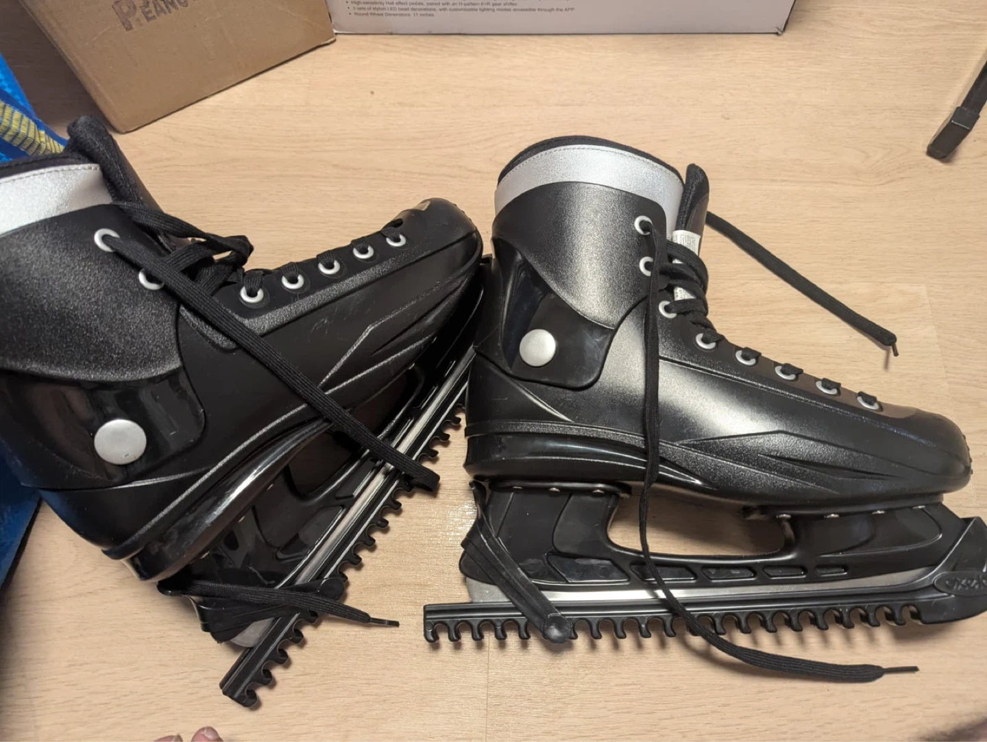 Ice skating shoes us 9.5  new - used once
