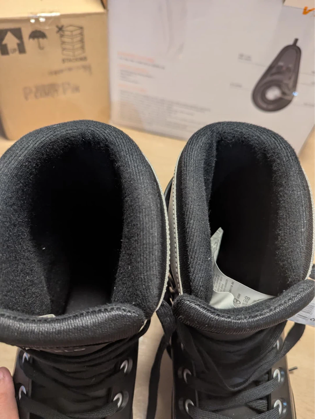 Ice skating shoes us 9.5  new - used once - photo 3