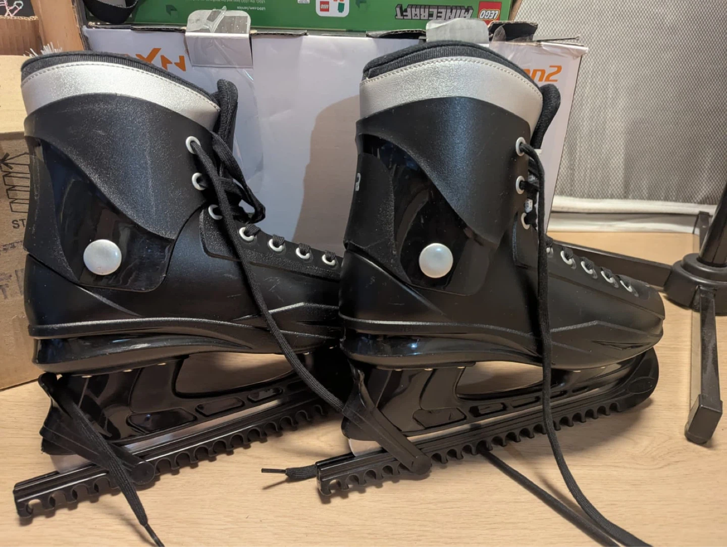 Ice skating shoes us 9.5  new - used once - photo 4