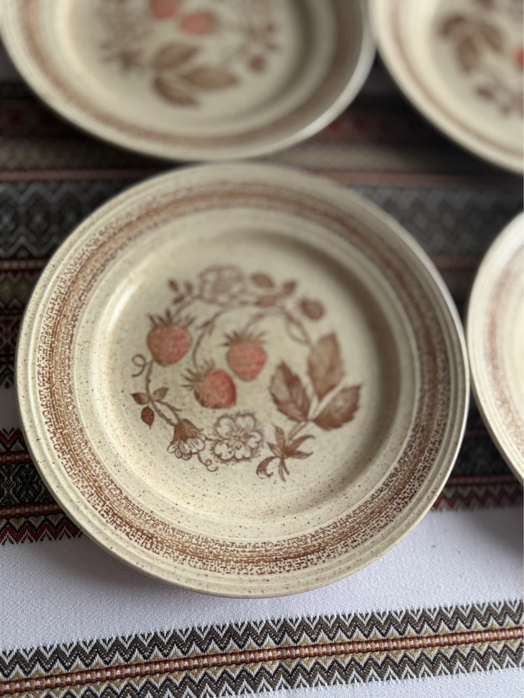 Churchill Stonecast Wild Strawberry Plates (Set of 5) - photo 2