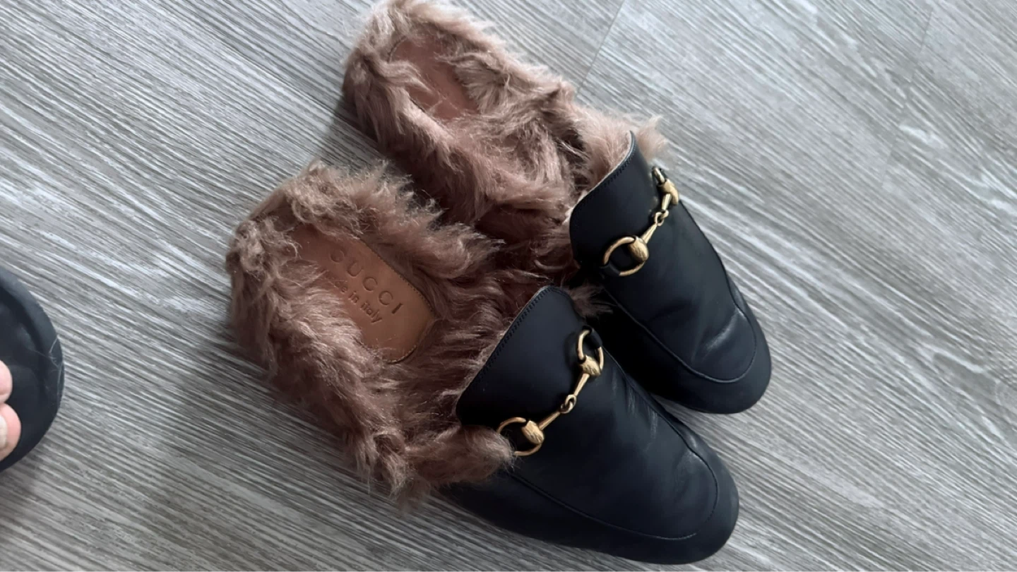 Gucci Furry Mules - Black Leather - photo 4