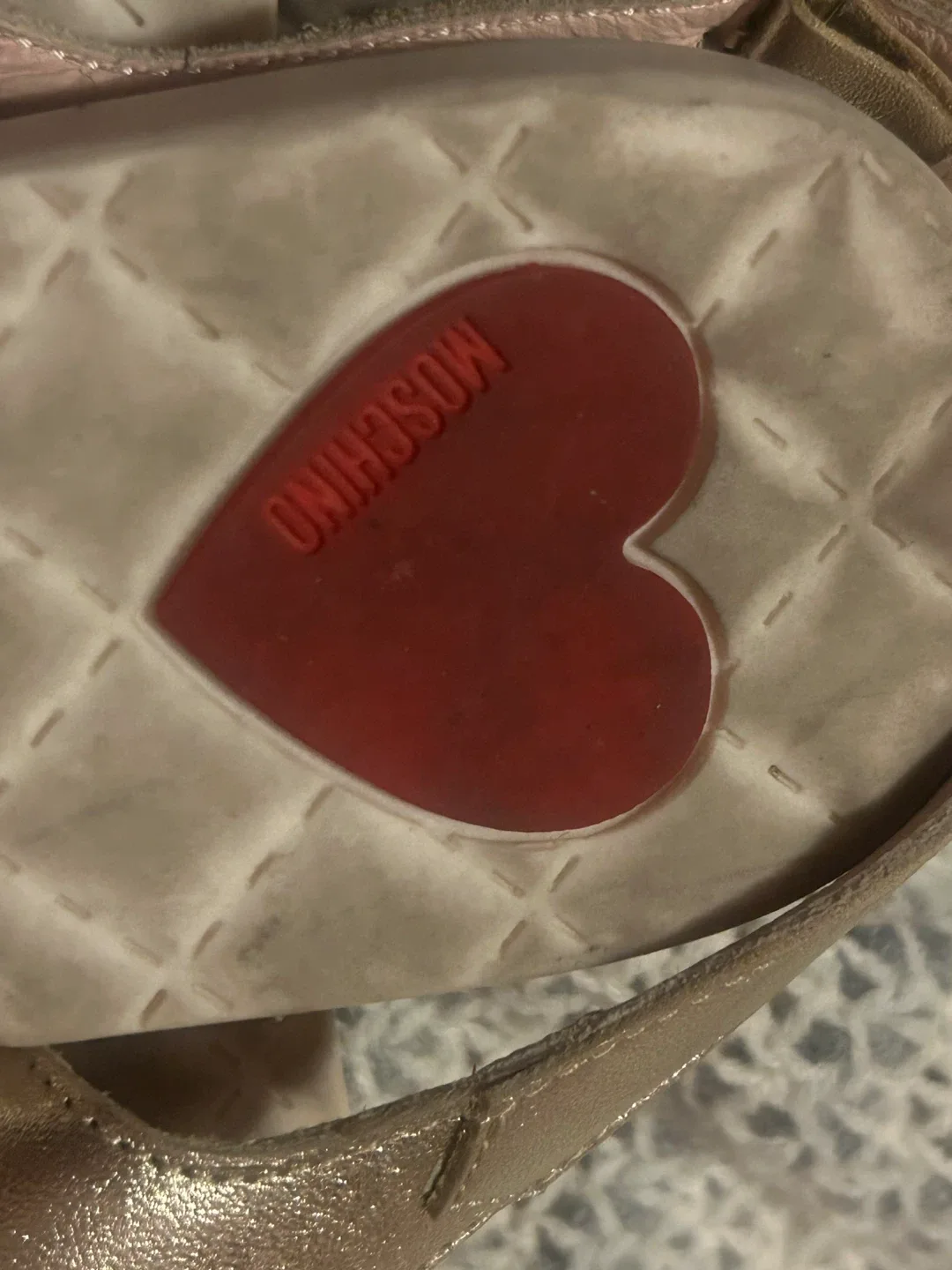 MOSCHINO GOLD GLITTER HEART THONG SANDALS - photo 5