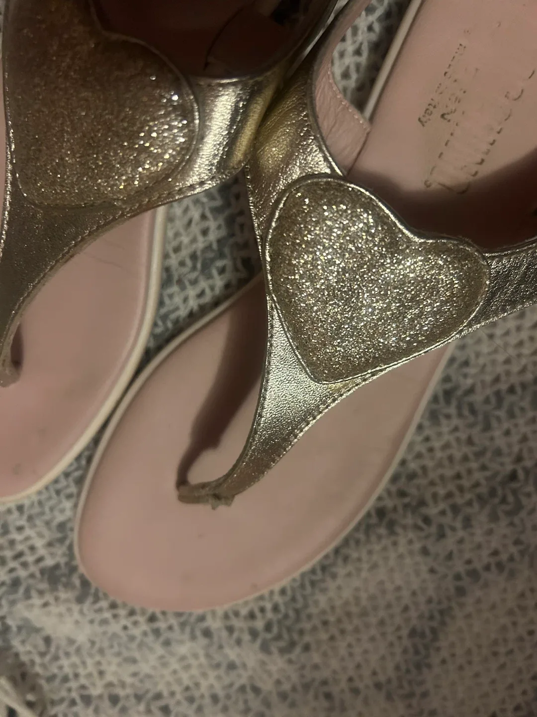 MOSCHINO GOLD GLITTER HEART THONG SANDALS - photo 2