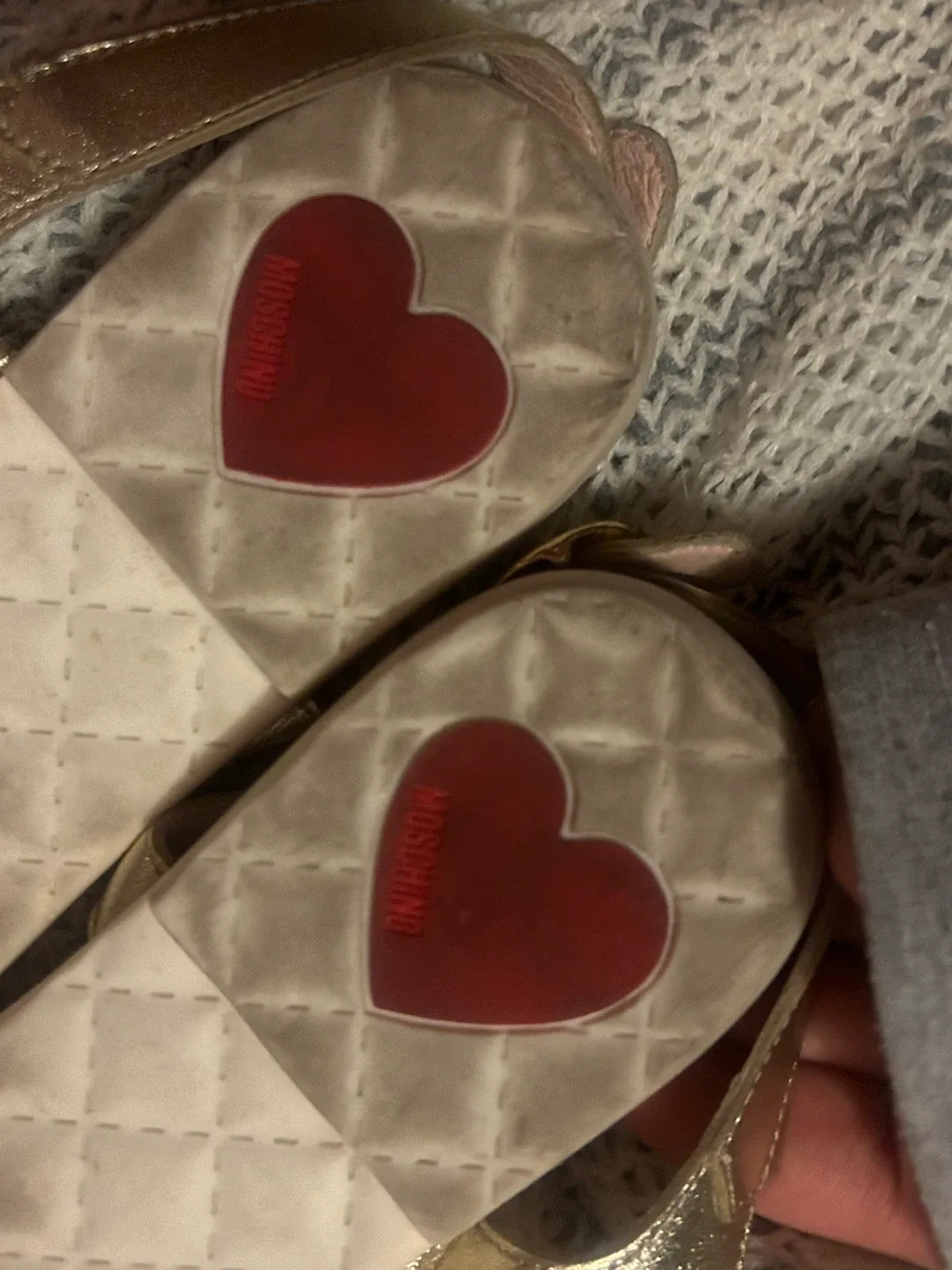 MOSCHINO GOLD GLITTER HEART THONG SANDALS - photo 4