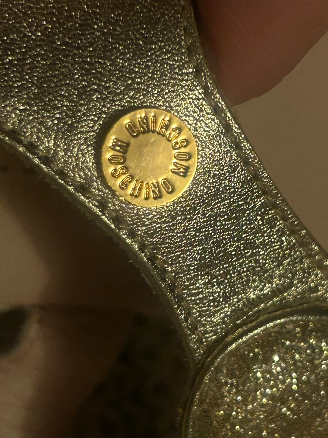 MOSCHINO GOLD GLITTER HEART THONG SANDALS - photo 3