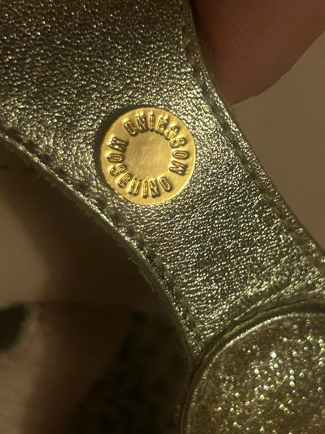 MOSCHINO GOLD GLITTER HEART THONG SANDALS - photo 3