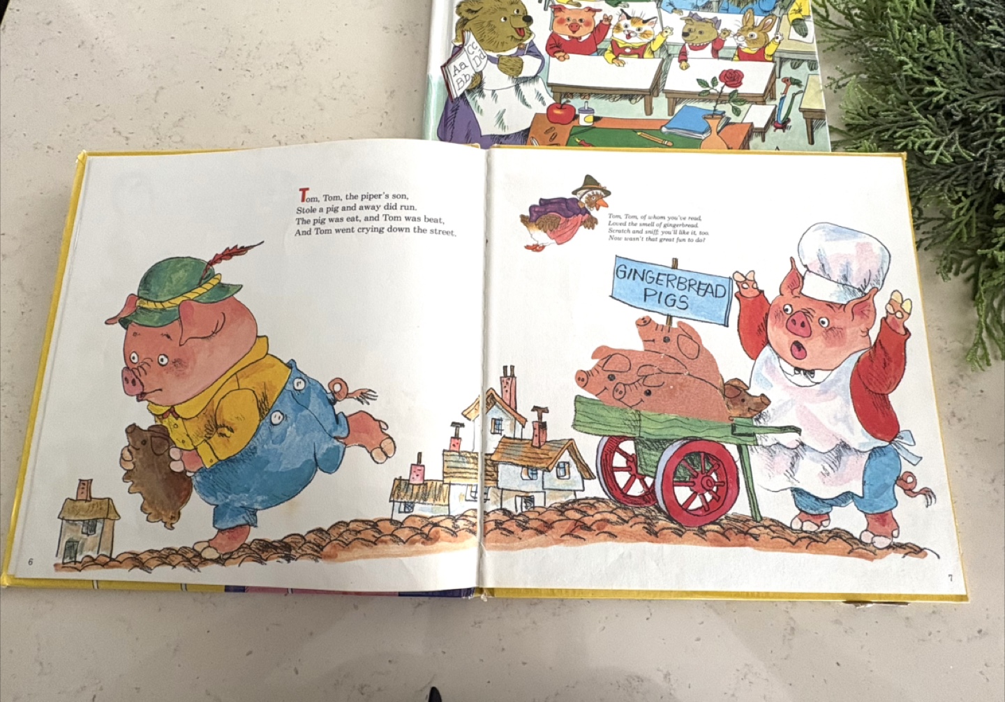 Richard Scarry's To Market Book  📕 - photo 2