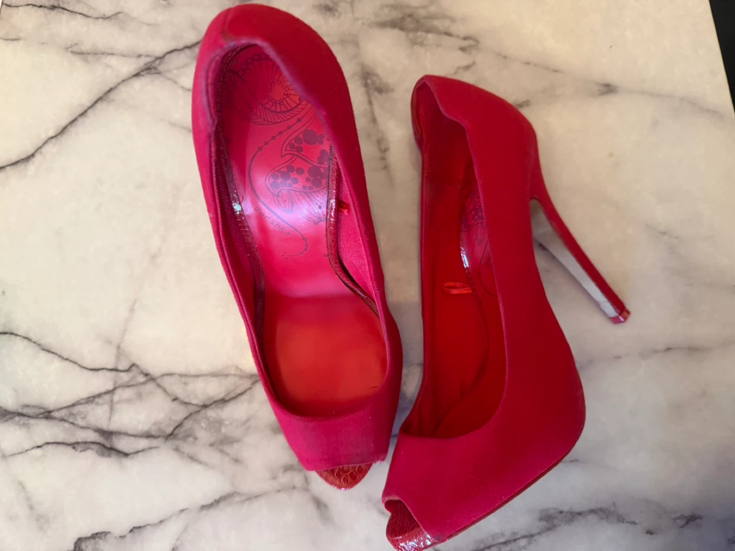 Chaussures à talons Bershka rouges style peep-toe