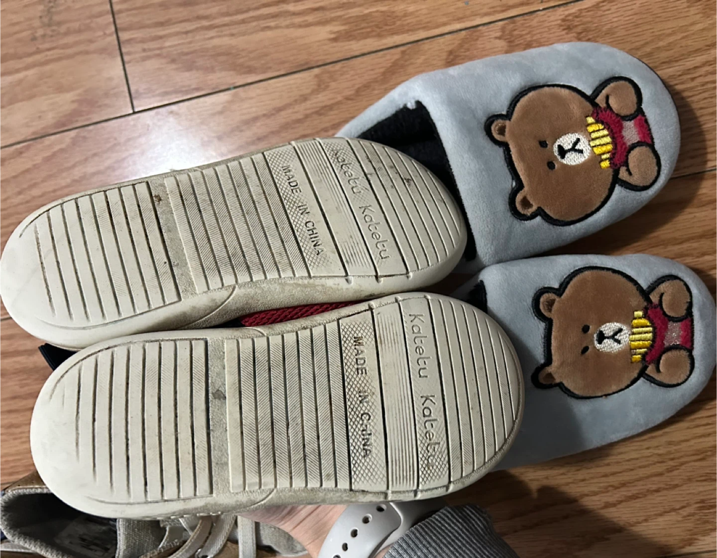 $10 for 3pairs of Toddler Shoes and Slippers Bundle Size 8 - photo 4