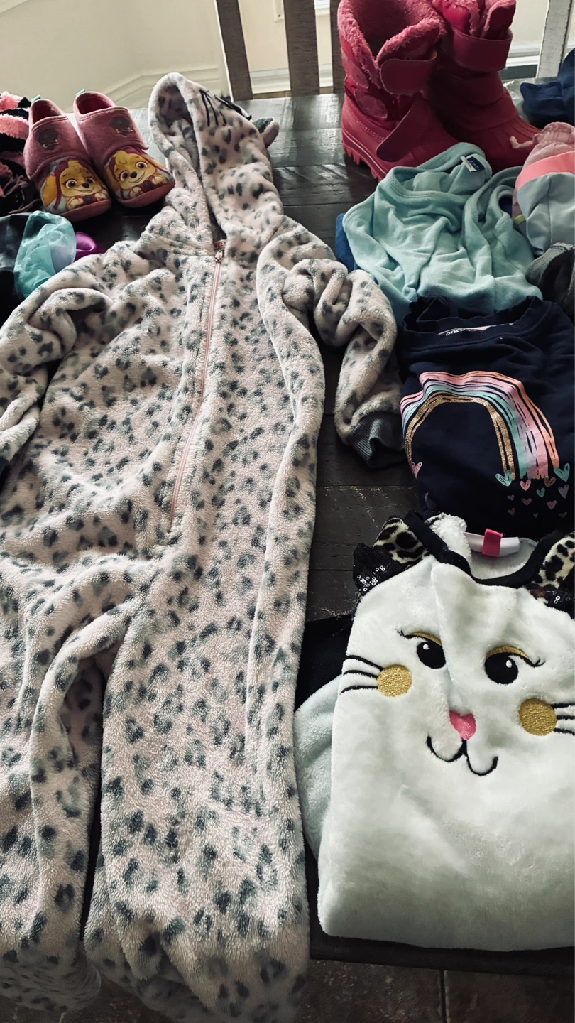 Girl’s size 5/6 clothes lot & Cougar boots - photo 5
