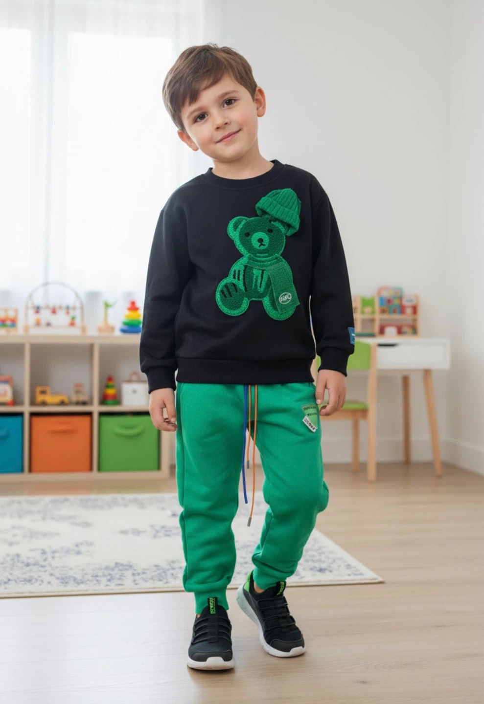 Black Bear Sweatshirt and Green Joggers Set. SOZE 5-6Y - photo 2