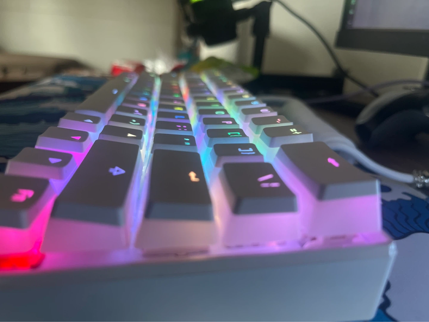 Rk61 mechanical keyboard with pudding keycaps and a coiled cable - photo 2