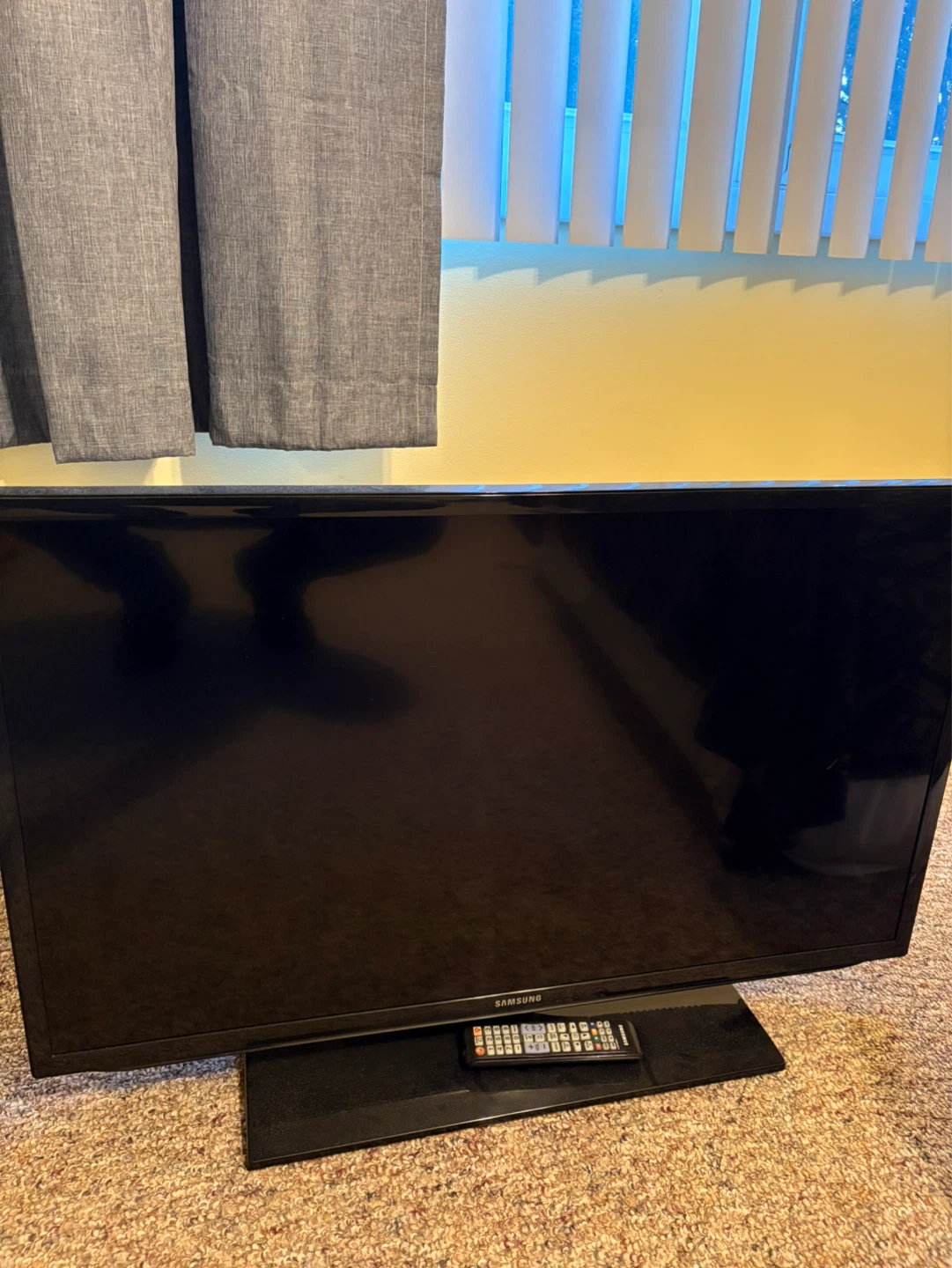 Samsung Flat Screen TV with Remote 38in