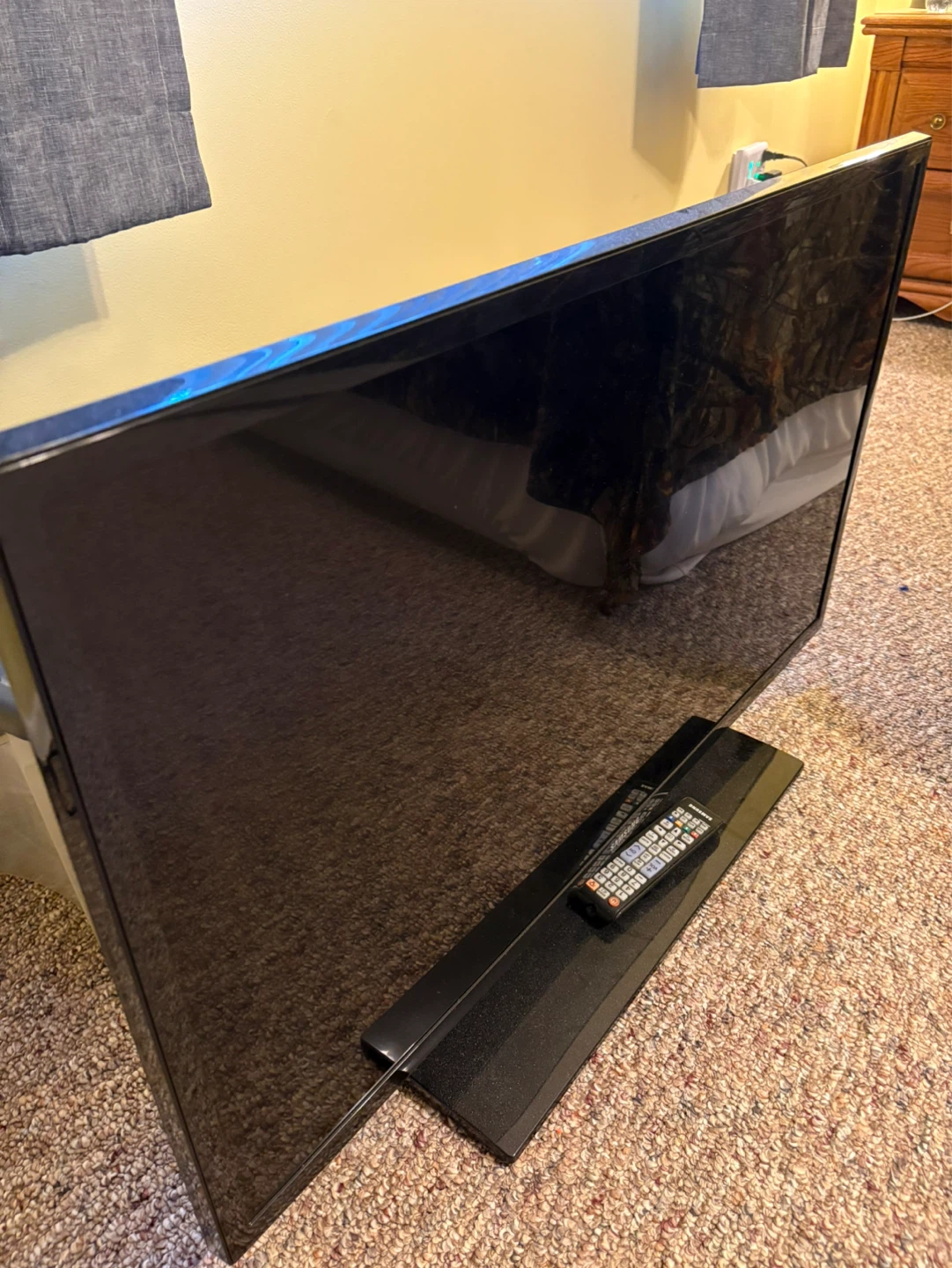 Samsung Flat Screen TV with Remote 38in - photo 2