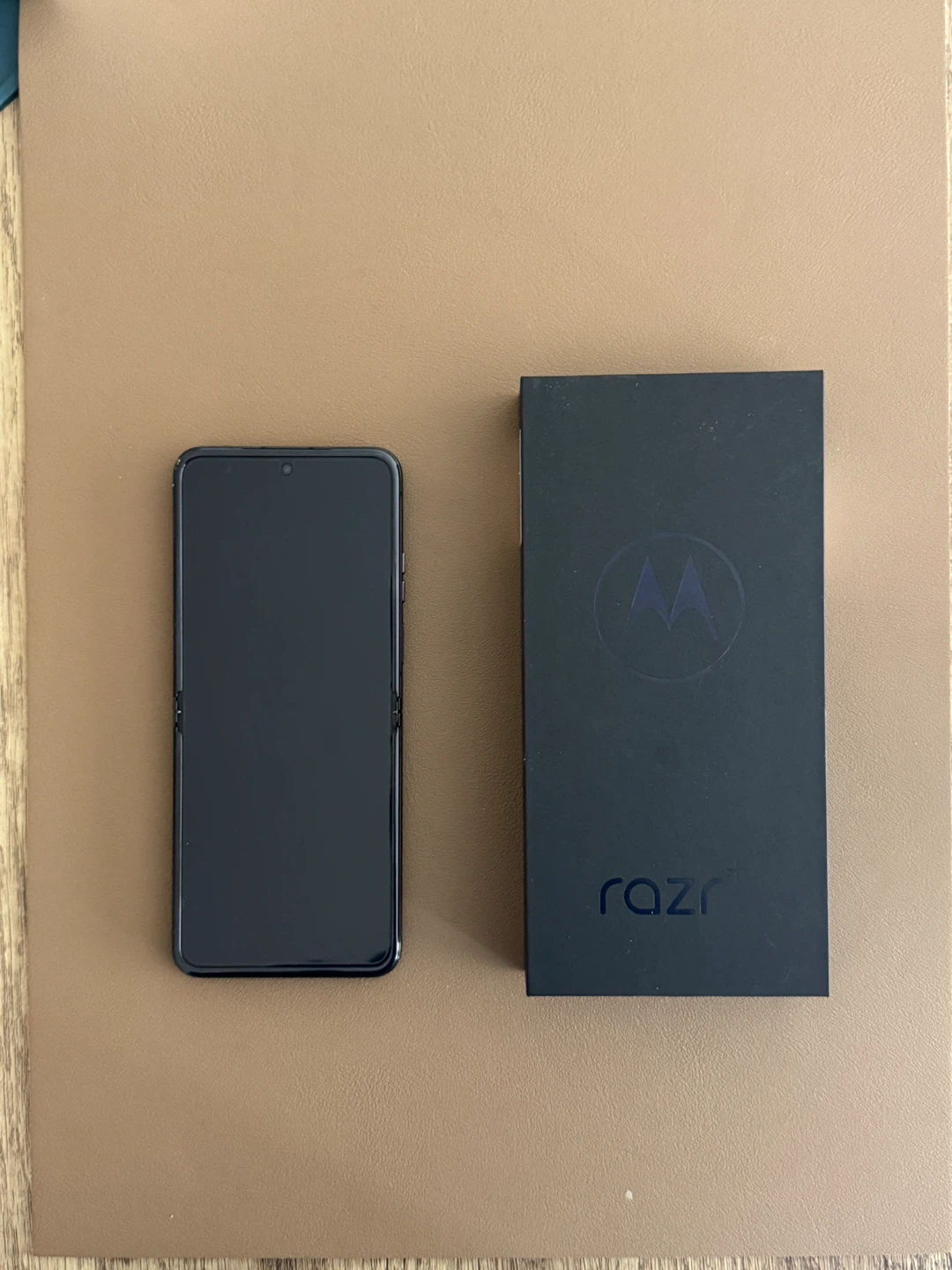 Motorola Razr 40 Ultra (Razr + 2023) foldable smartphone