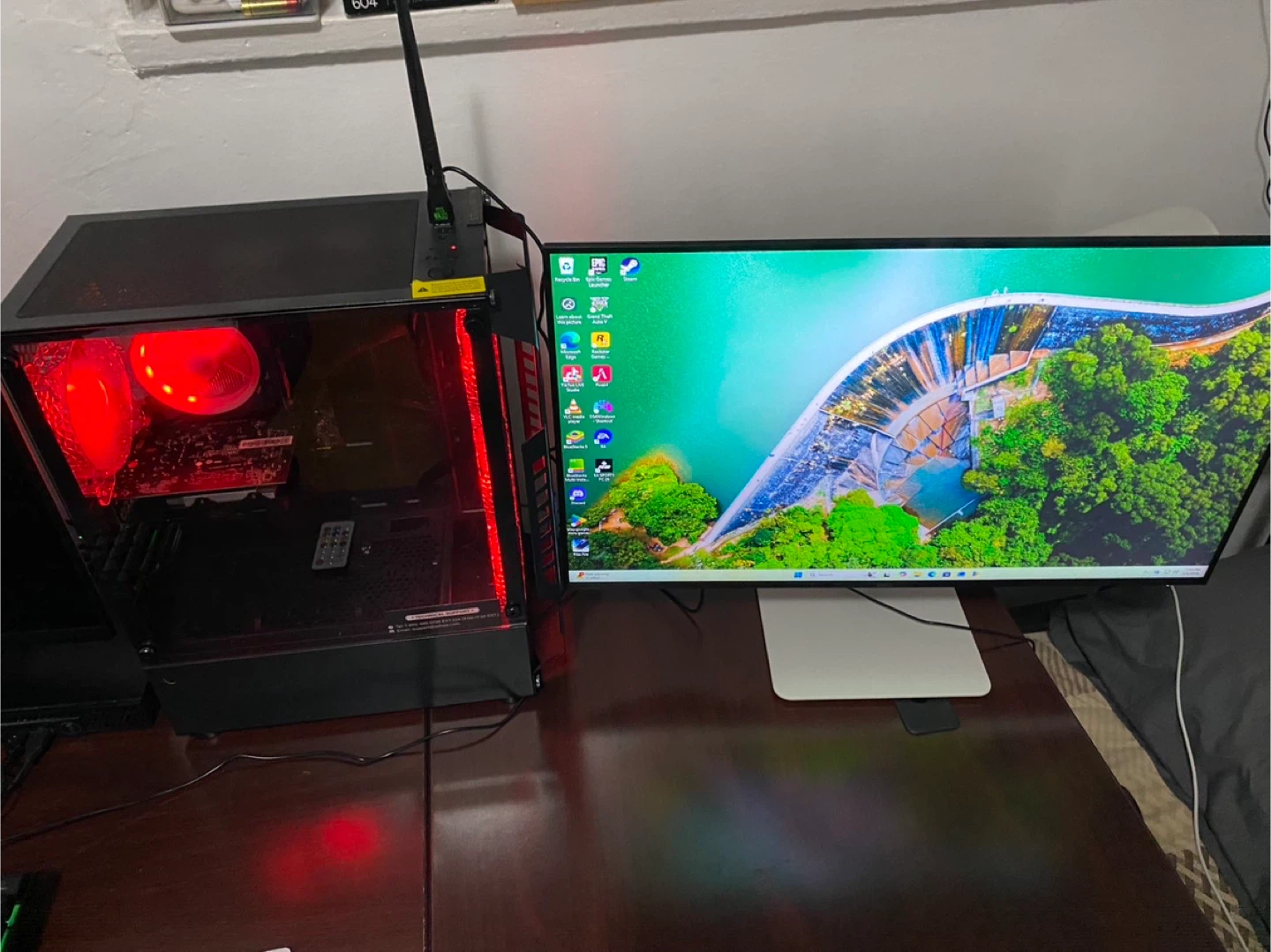 Custom Gaming PC with AMD Radeon RX 560