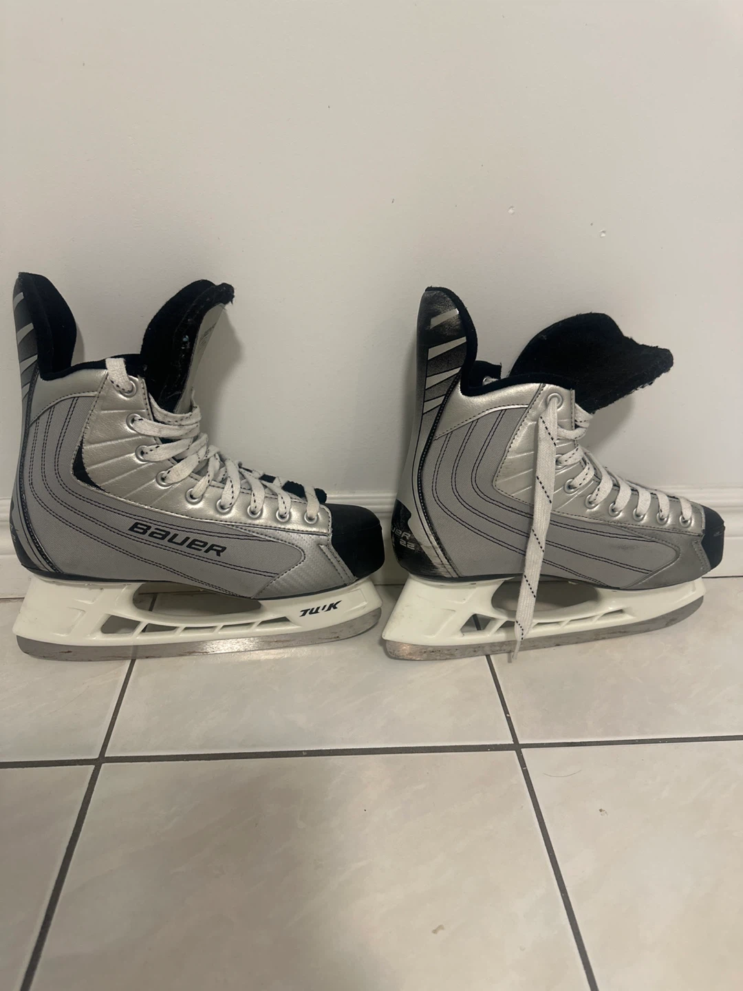 Bauer 22 Hockey Skates - Men’s 8