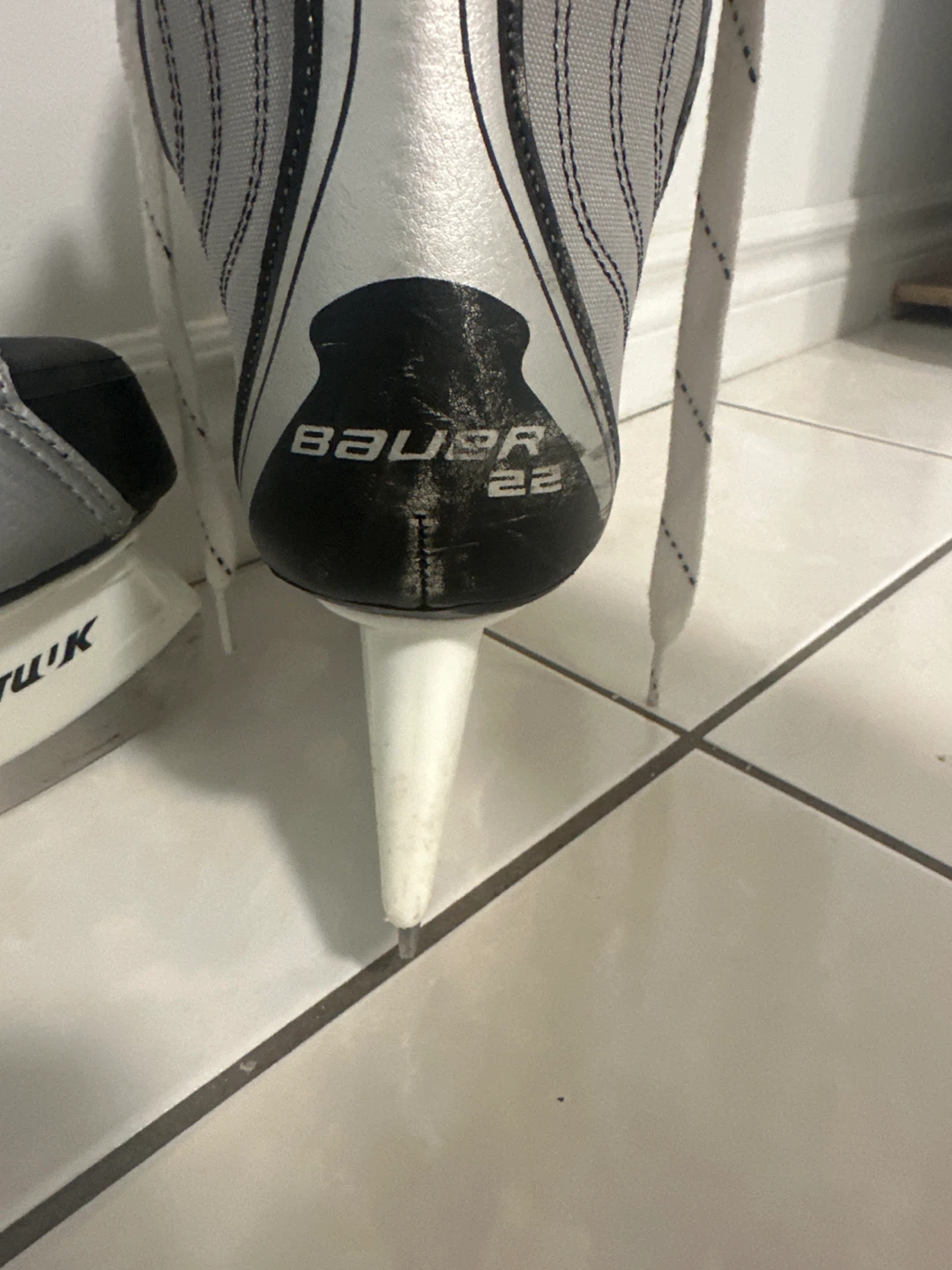 Bauer 22 Hockey Skates - Men’s 8 - photo 2
