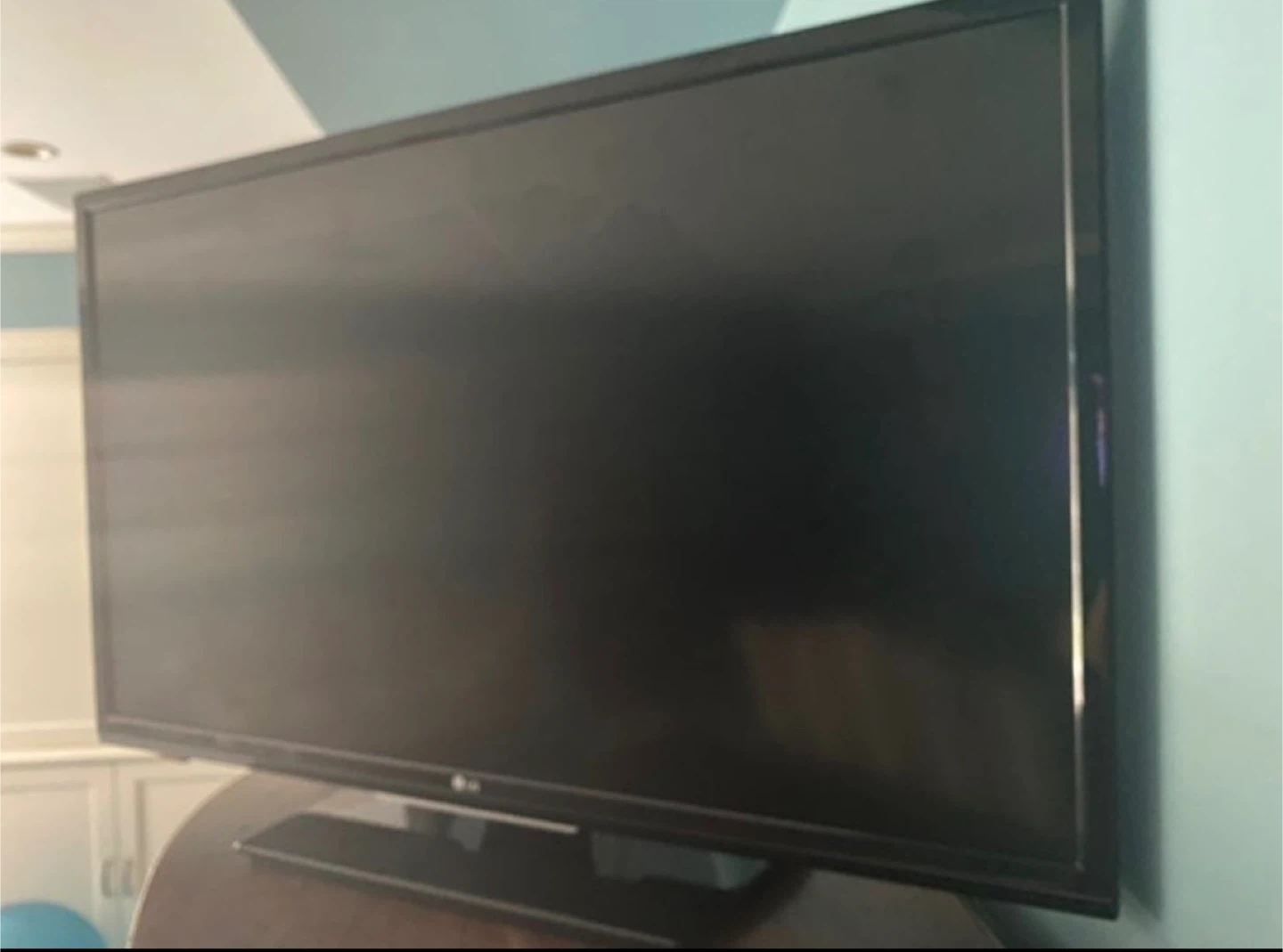 LG 32" TV - Broken Screen - photo 4