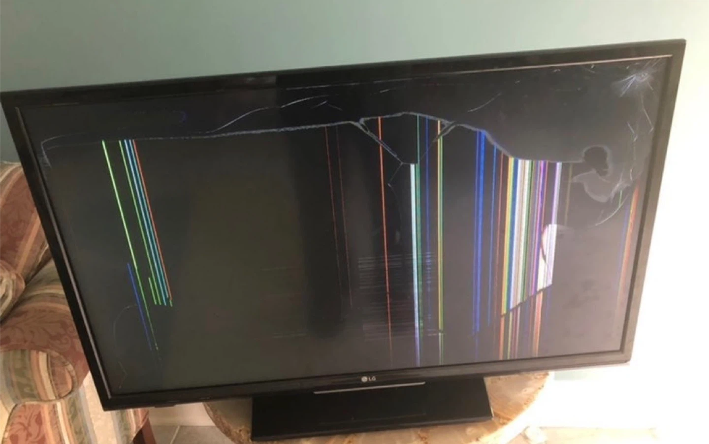 LG 32" TV - Broken Screen - photo 3