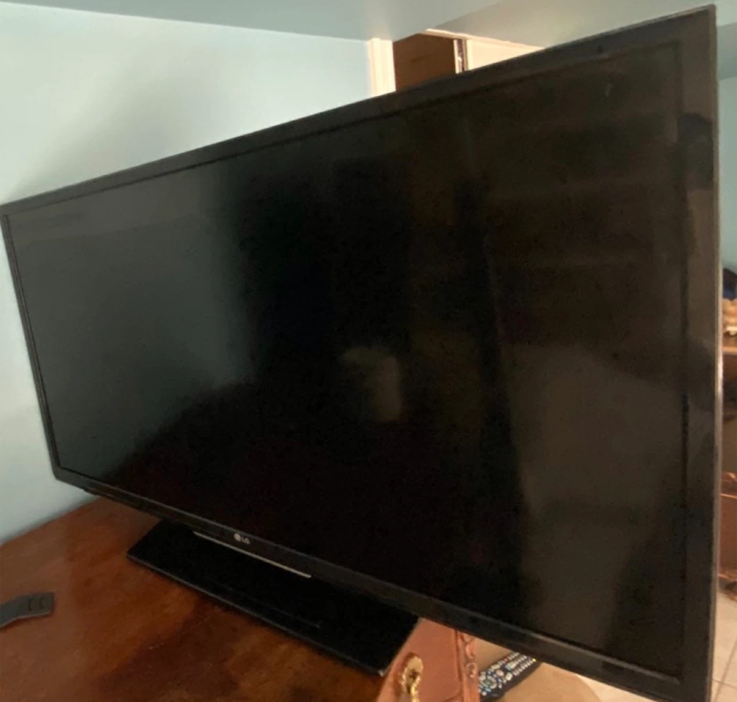 LG 32" TV - Broken Screen