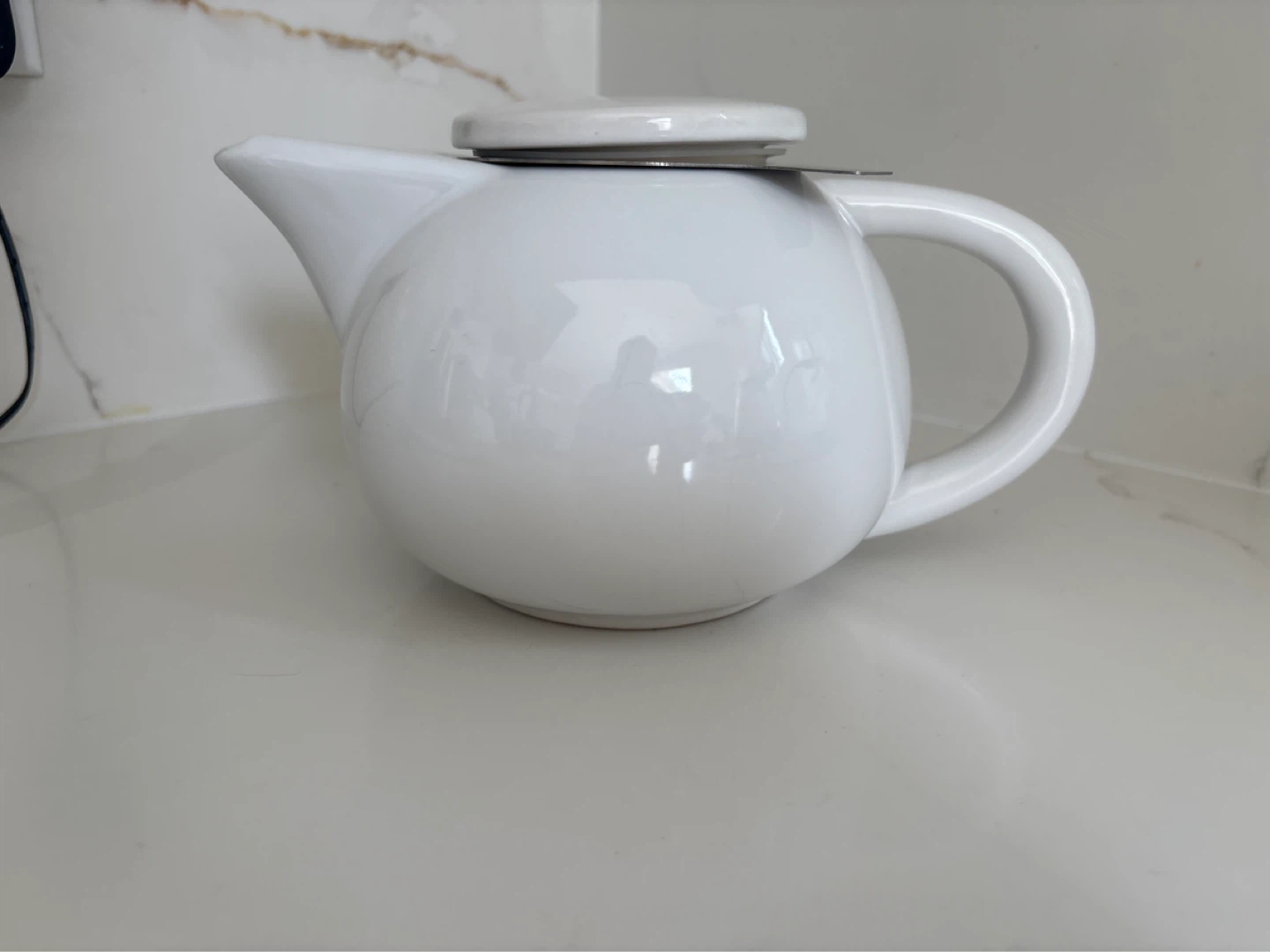 White Ceramic Teapot with DAVIDsTEA Infuser