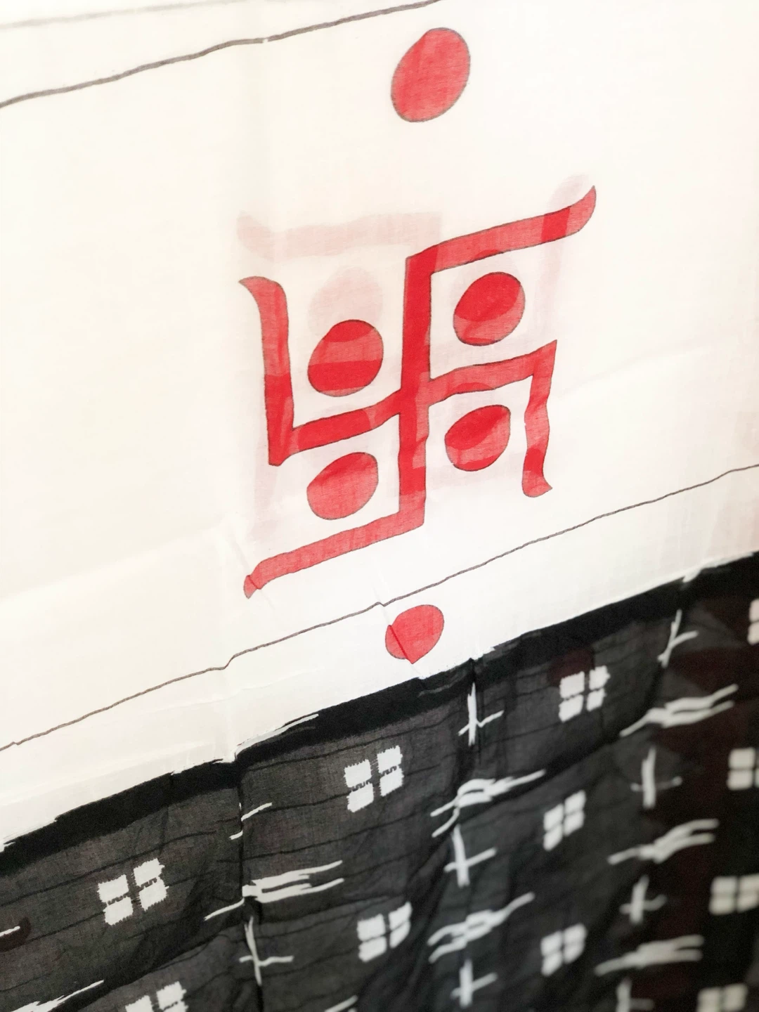 White cotton mulmul Saree with Red Swastik and Black Border - photo 3