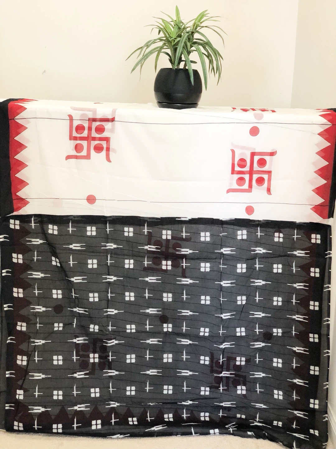 White cotton mulmul Saree with Red Swastik and Black Border - photo 2