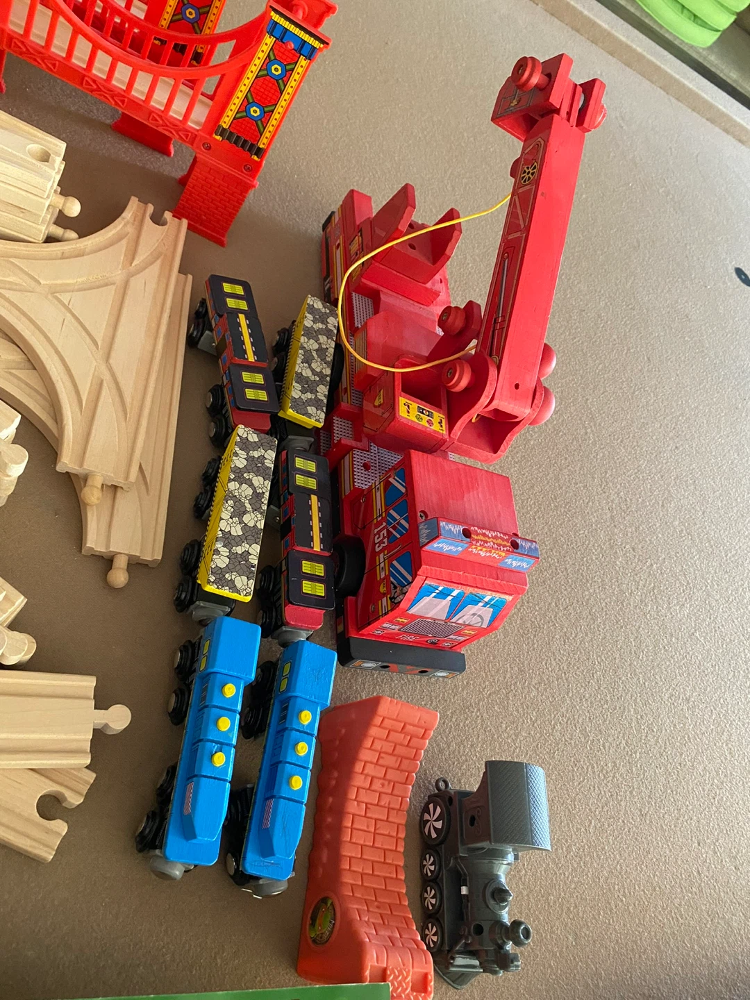 Train and track 110 pieces set + Fire truck - photo 2
