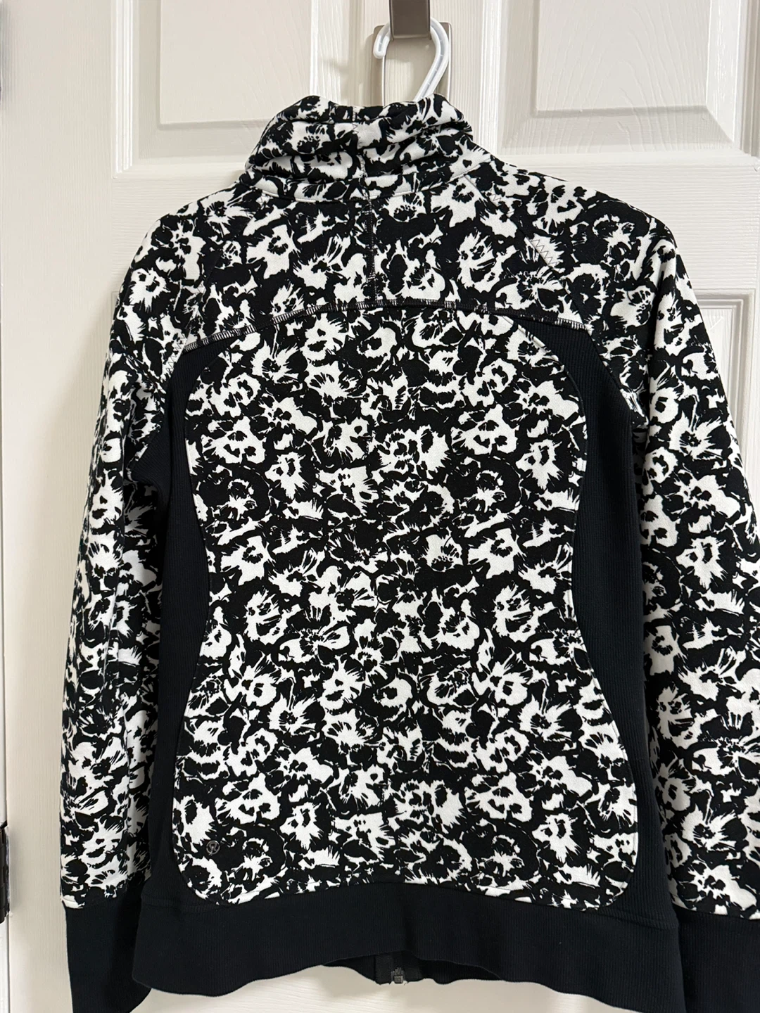 Lululemon  Black & White Floral Print Zip-Up Jacket Size 8 - photo 3