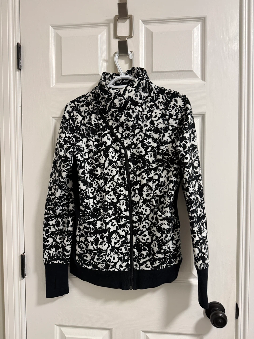 Lululemon  Black & White Floral Print Zip-Up Jacket Size 8