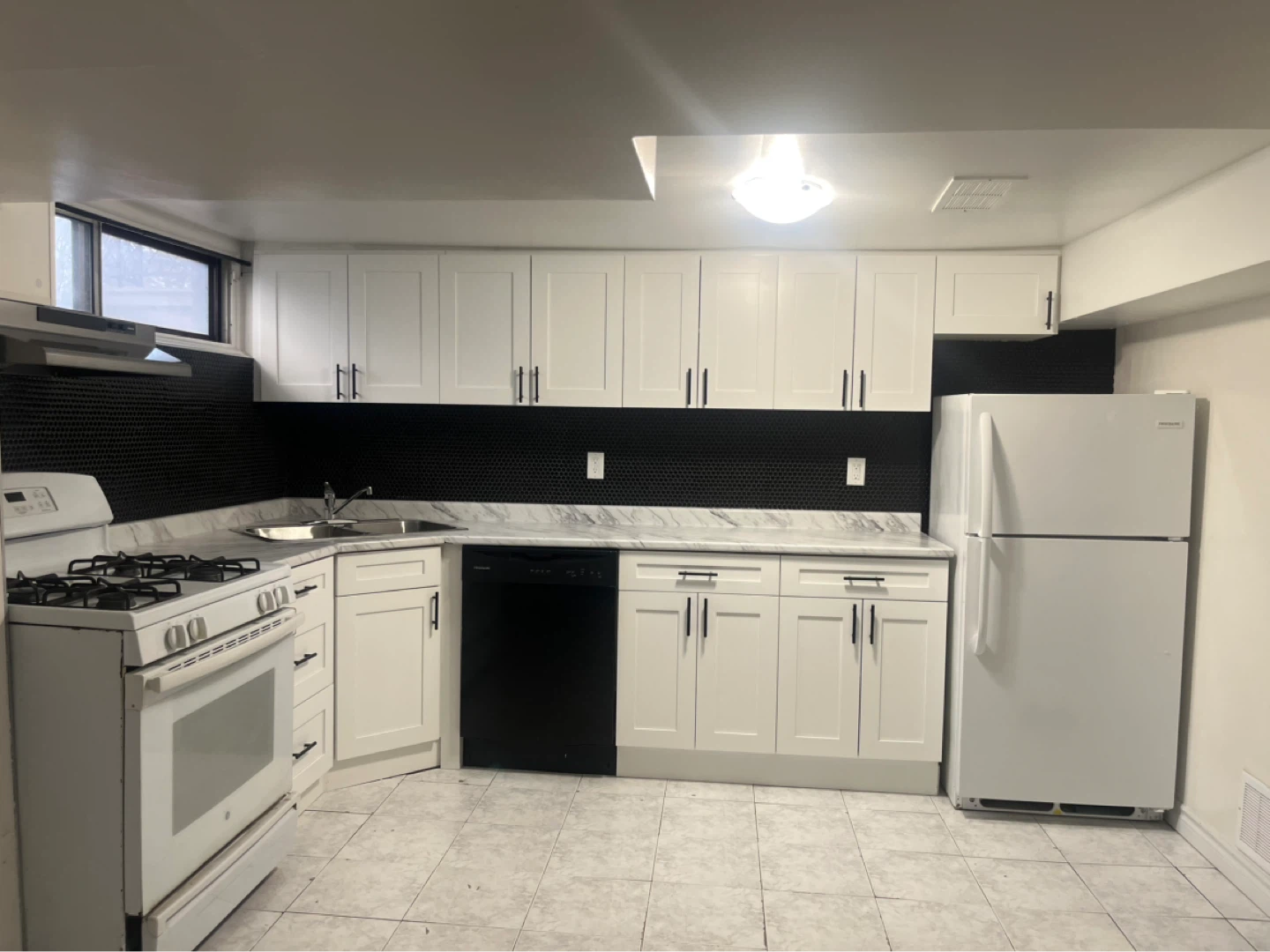 Basement for rent - photo 2