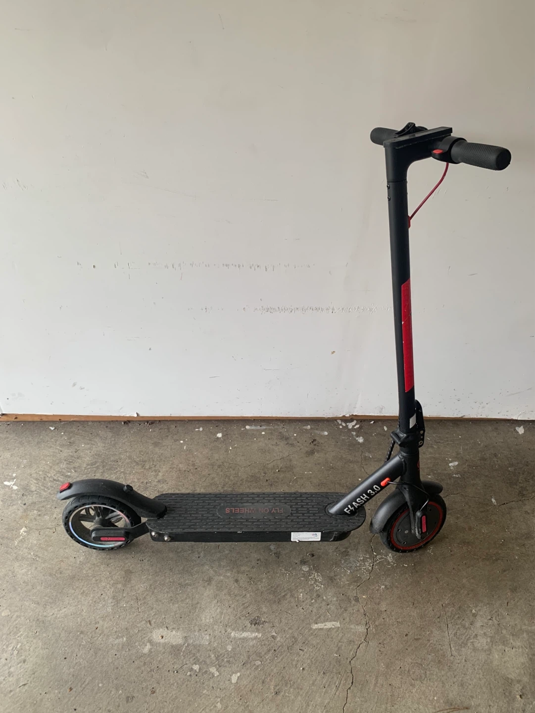Fly on Wheels Flash 3.0 Electric Scooter 25km/h with a charger