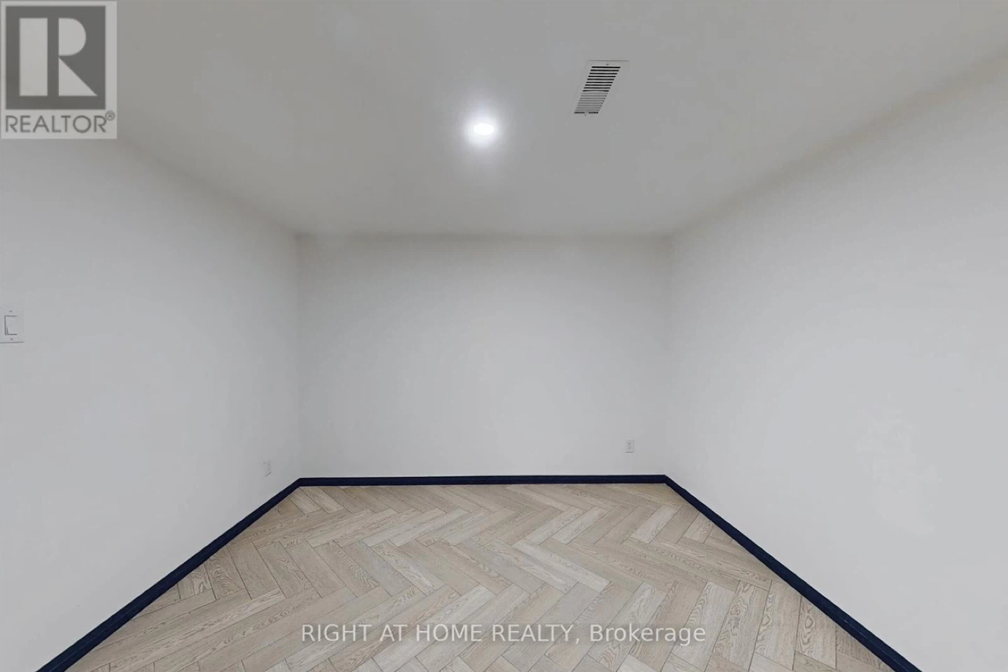 A great room is available don’t miss out this chance .