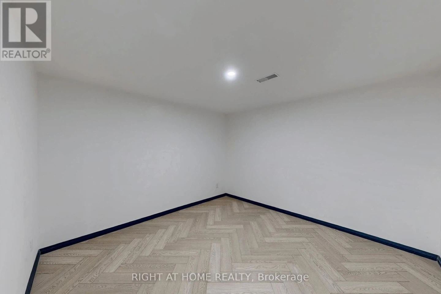 A great room is available don’t miss out this chance . - photo 2