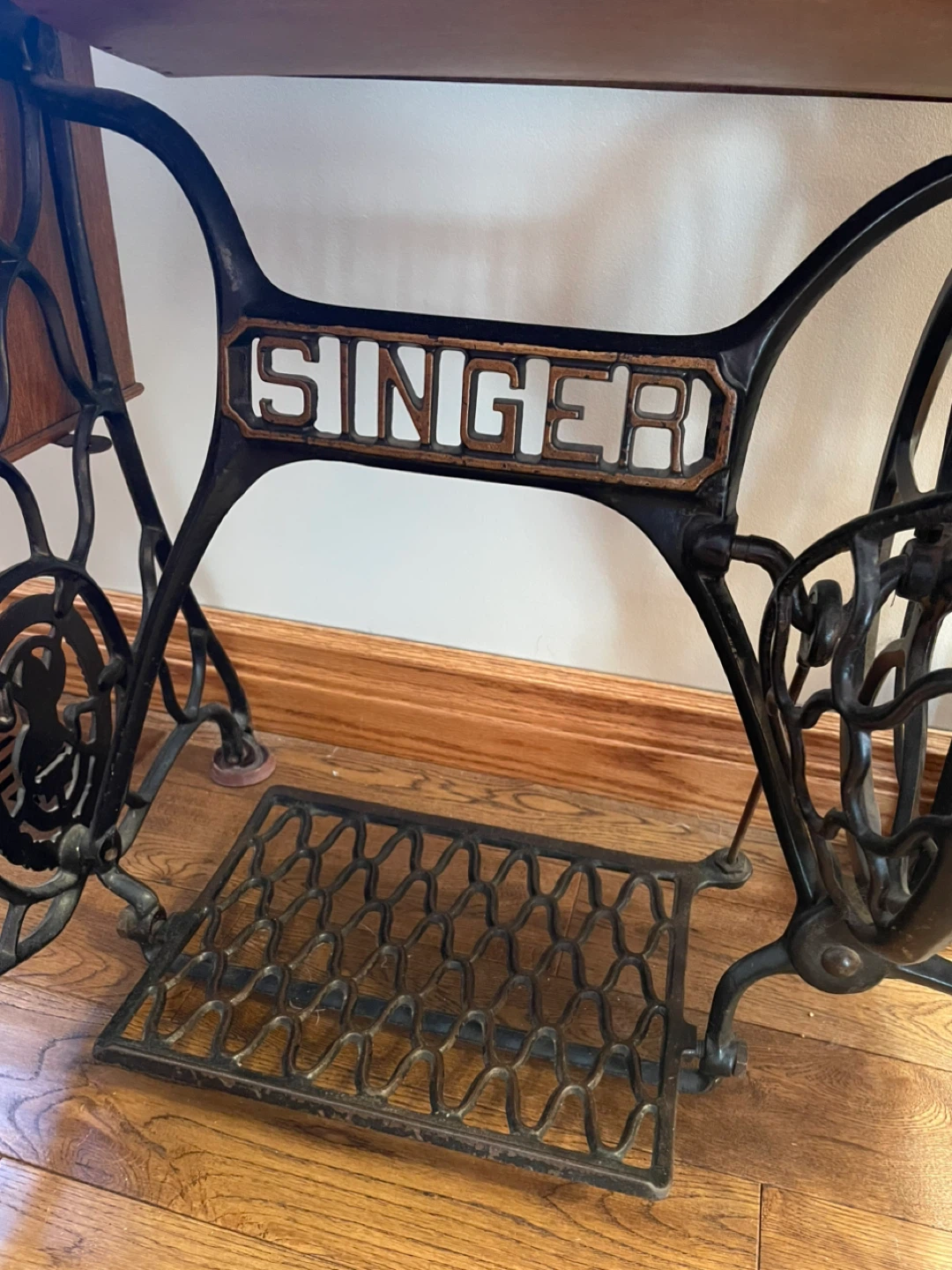 Vintage Singer Sewing Machine G Series - photo 5