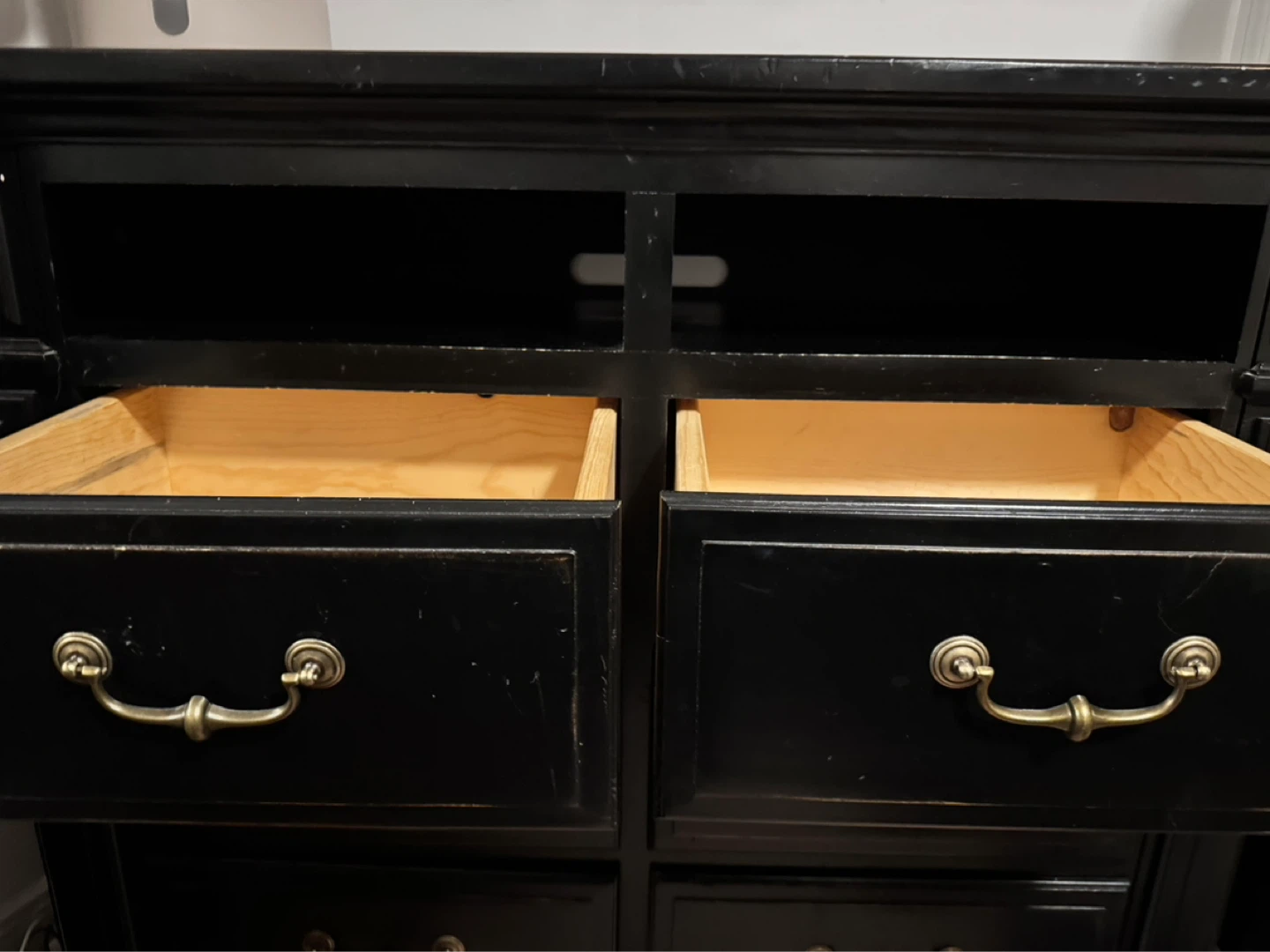 Real wood black dresser - photo 2