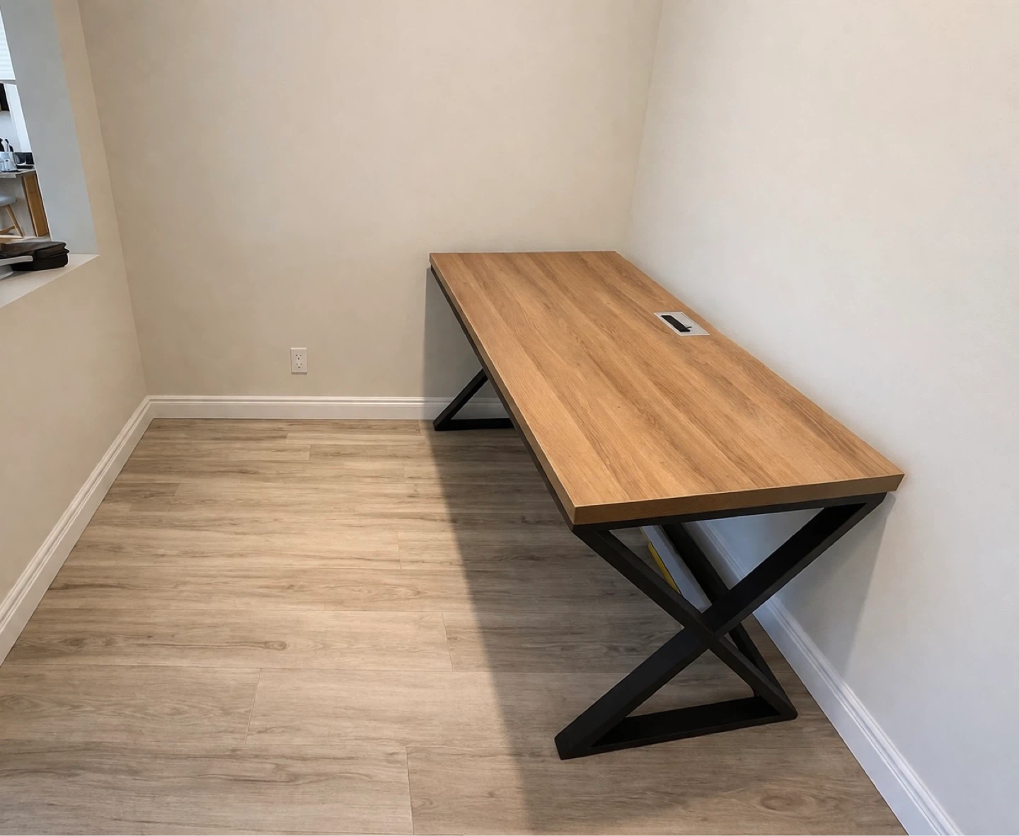 Delivery Available Executive office chair and desk - photo 2