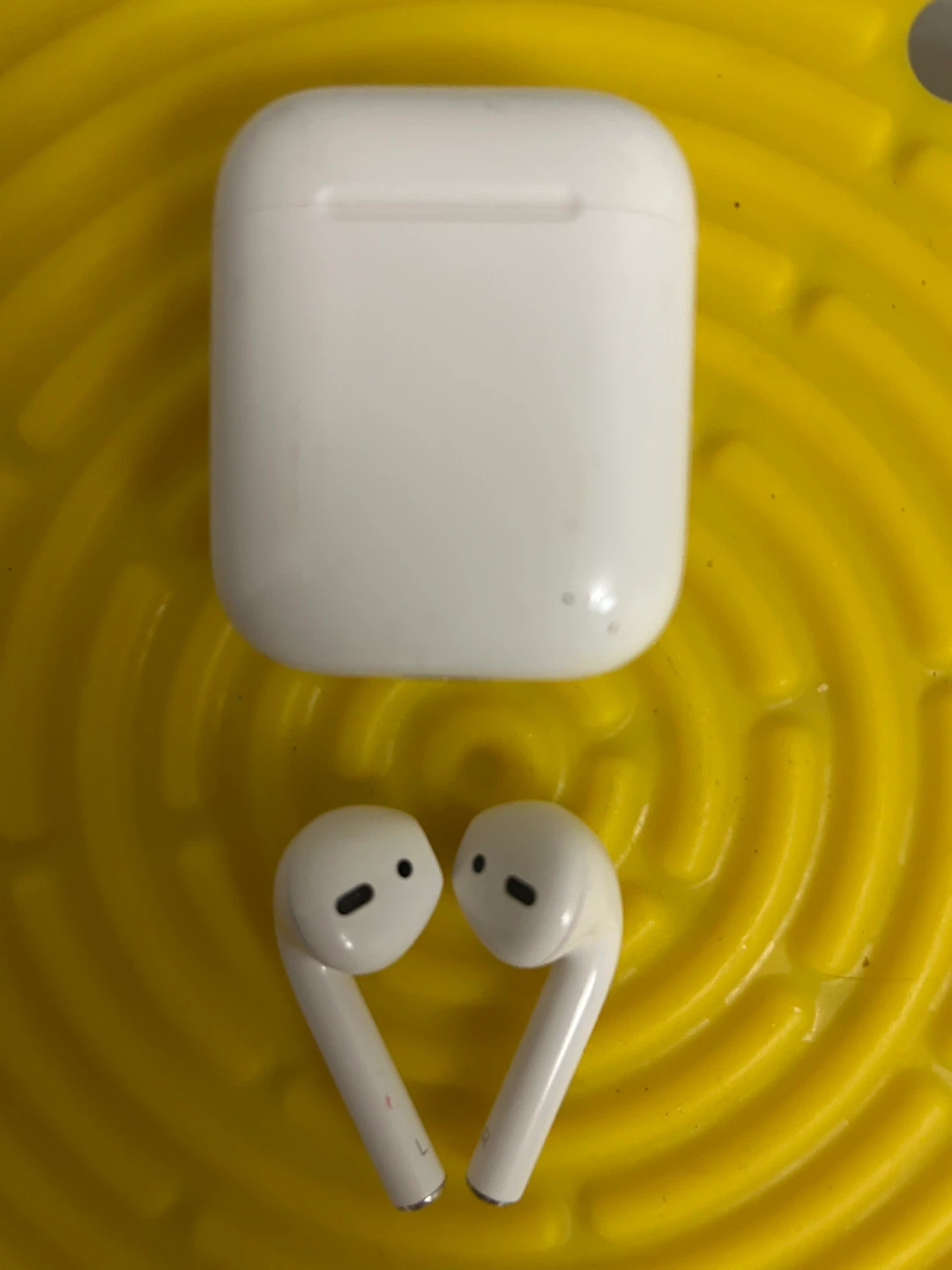 Apple AirPods with Charging Case - photo 2